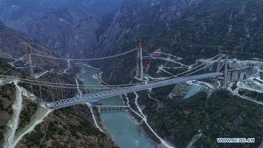 Ponte da Garganta do Salto do Tigre sobre rio Jinsha em construção