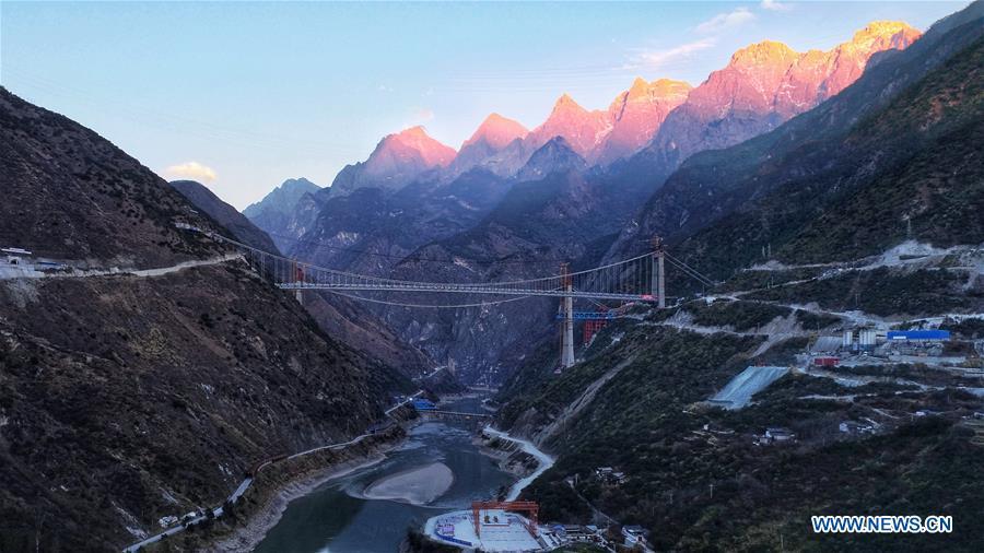 Ponte da Garganta do Salto do Tigre sobre rio Jinsha em construção