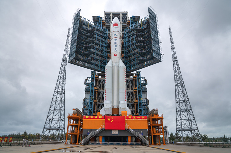 Módulo principal da estação espacial e nave tripulada chegam ao local de lançamento