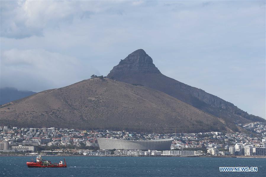 Navio quebra-gelo polar Xuelong 2 visto no porto da Cidade do Cabo