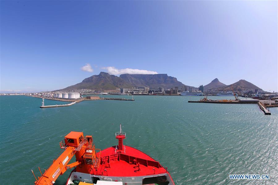 Navio quebra-gelo polar Xuelong 2 visto no porto da Cidade do Cabo