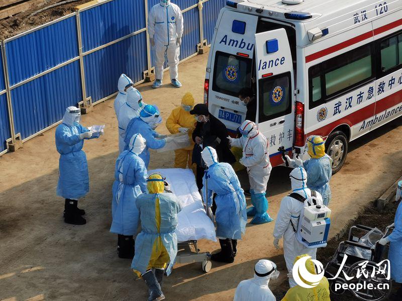 Primeiras ambulâncias a carregar pacientes infetados por novo coronavírus chegam ao Hospital Huoshenshan