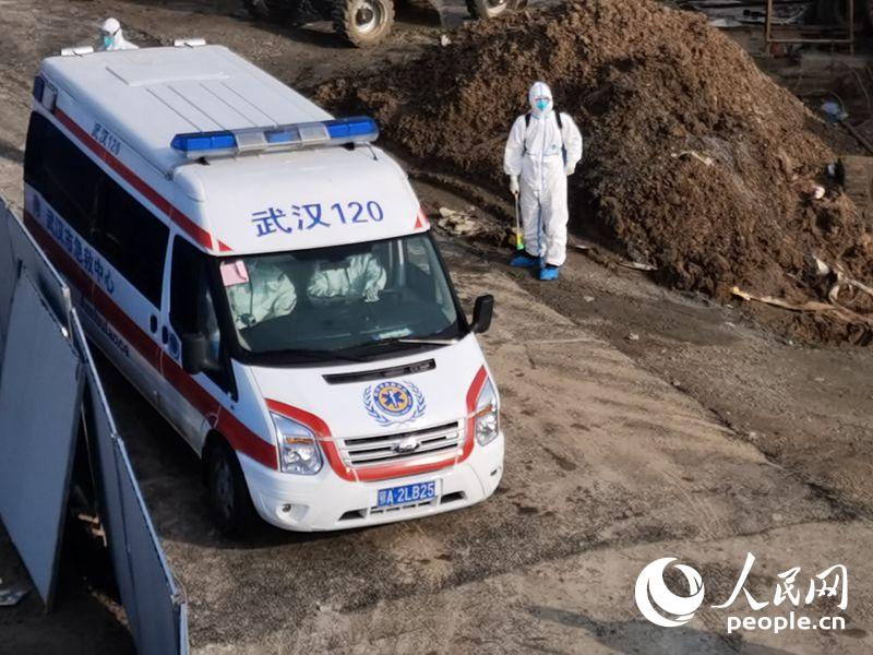 Primeiras ambulâncias a carregar pacientes infetados por novo coronavírus chegam ao Hospital Huoshenshan