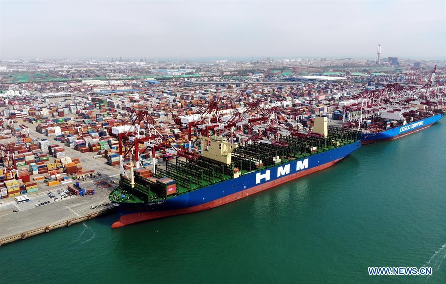 Maior navio porta-contêineres do mundo inicia viagem inaugural de Qingdao