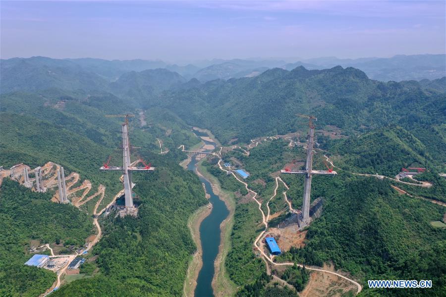 Construção da ponte do rio Xiangjiang retomada na província de Guizhou   