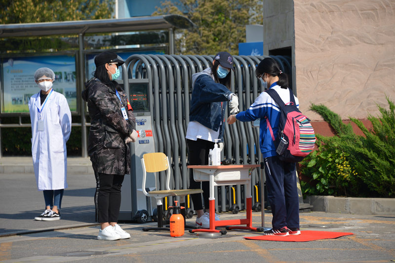 Estudantes de ensino médio em Beijing retomam aulas