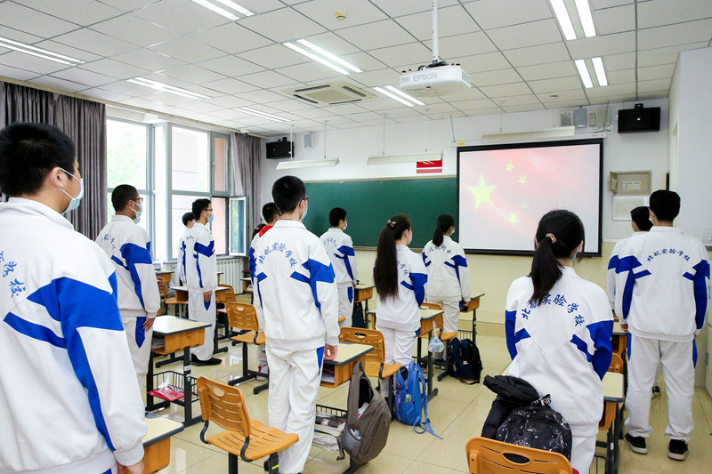 Estudantes de ensino médio em Beijing retomam aulas