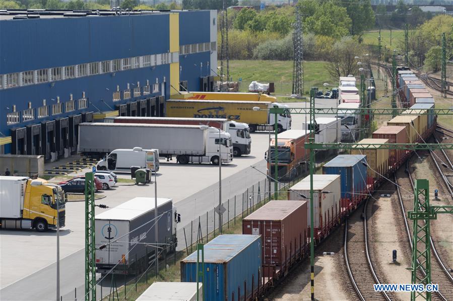 Trem de carga China-Europa com suprimentos médicos chega a Budapeste