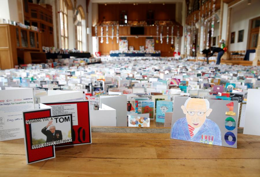 Veterano britânico Tom Moore recebeu milhares de cartões de aniversário

