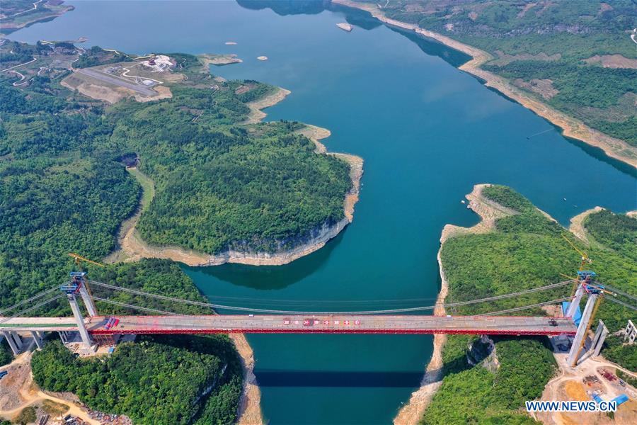 Galeria: Ponte Wujiang sobre Lago Feilong em construção em Guizhou

