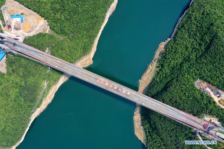 Galeria: Ponte Wujiang sobre Lago Feilong em construção em Guizhou


