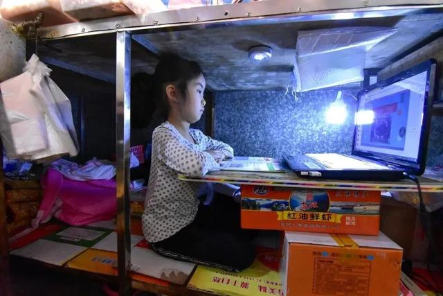 Hubei: menina de 7 anos assiste a aulas online em mercado, comovendo internautas

