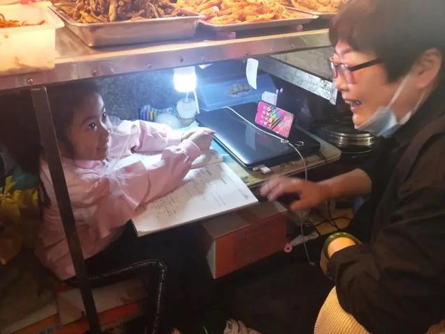 Hubei: menina de 7 anos assiste a aulas online em mercado, comovendo internautas

