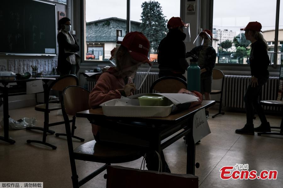 França: Escolas reabrem à medida que bloqueio do país alivia