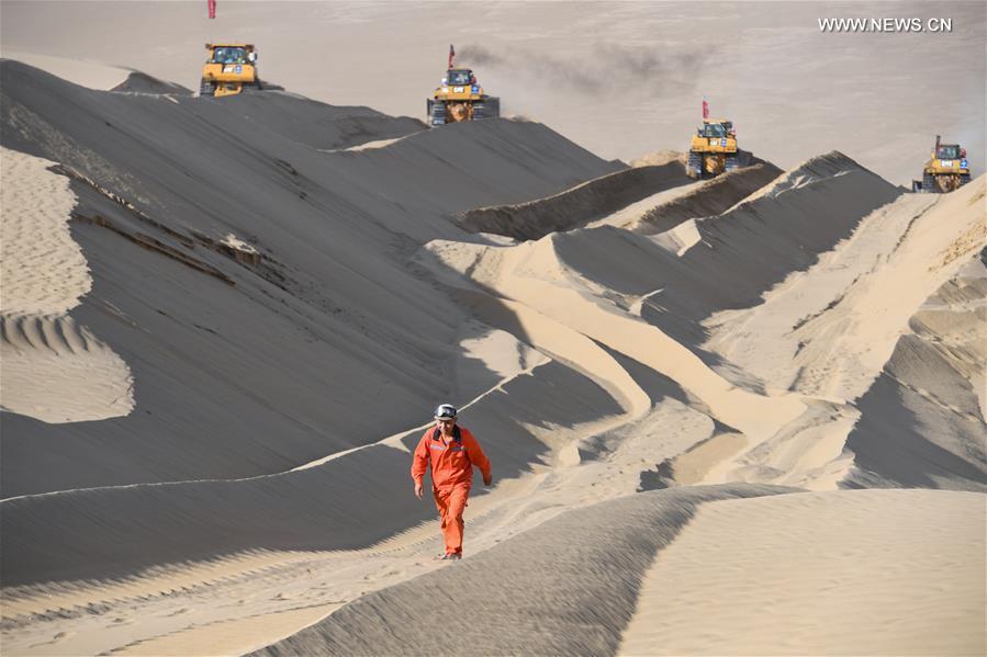 Construção de rodovia atravessando deserto de Taklimakan entra na fase final