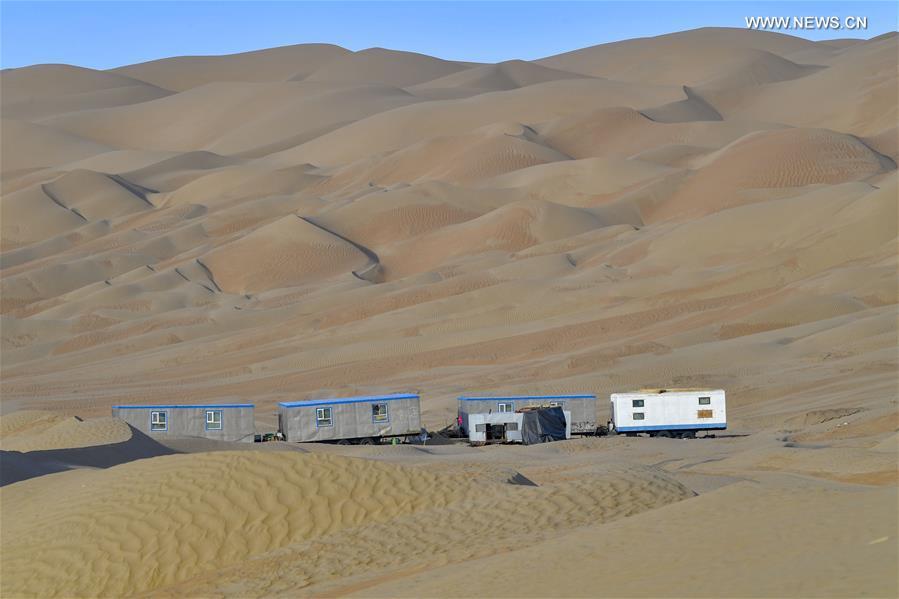 Construção de rodovia atravessando deserto de Taklimakan entra na fase final