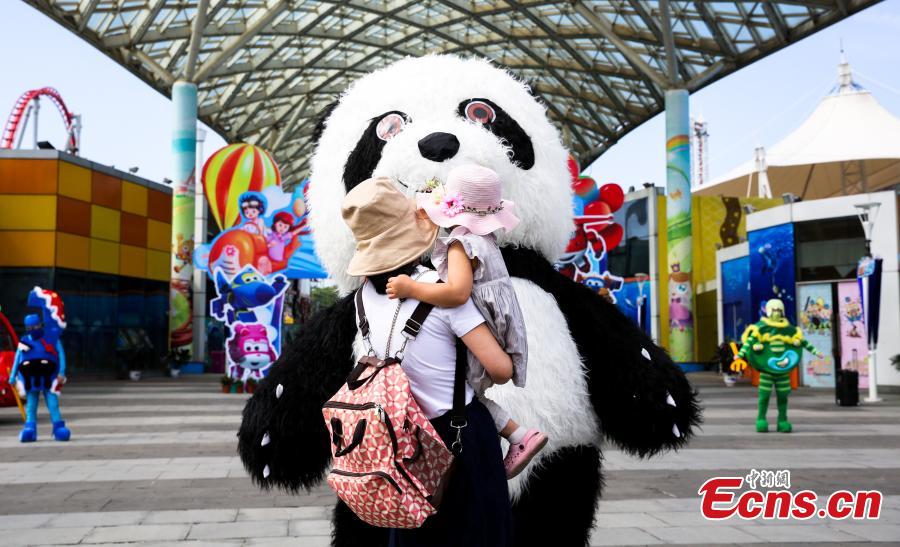 Parque temático Happy Valley de Wuhan reabre com número limitado de visitantes