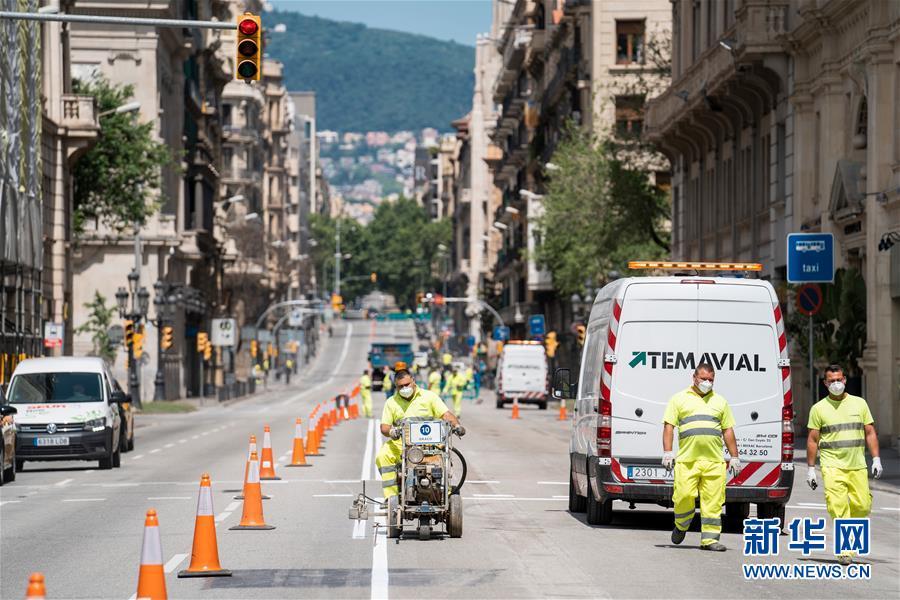 Barcelona alarga calçadas para garantir distância social