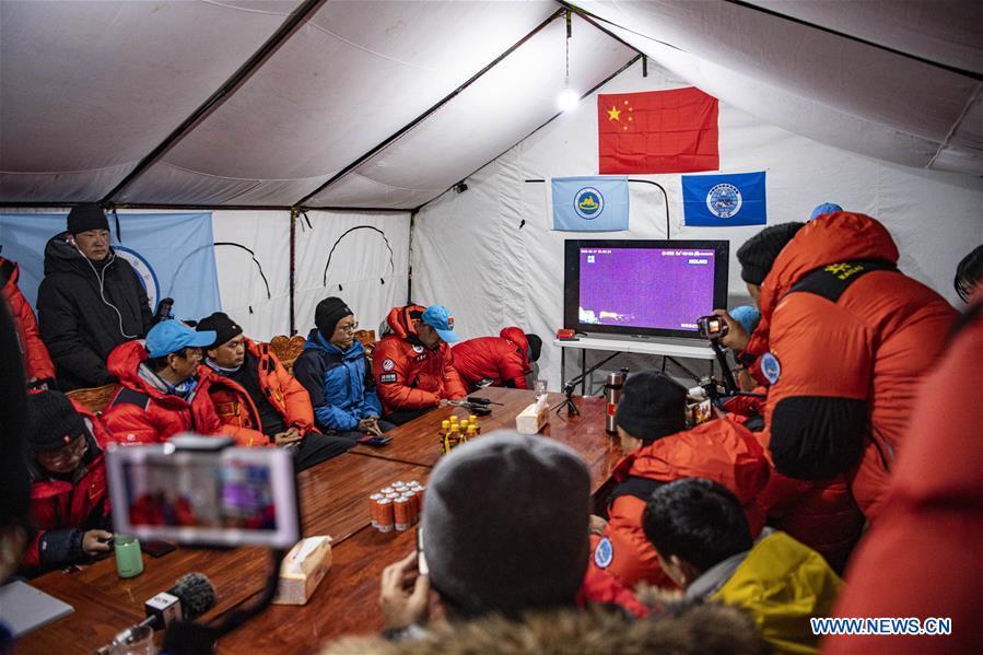 Equipe de pesquisa chinesa chega ao cume do Monte Qomolangma