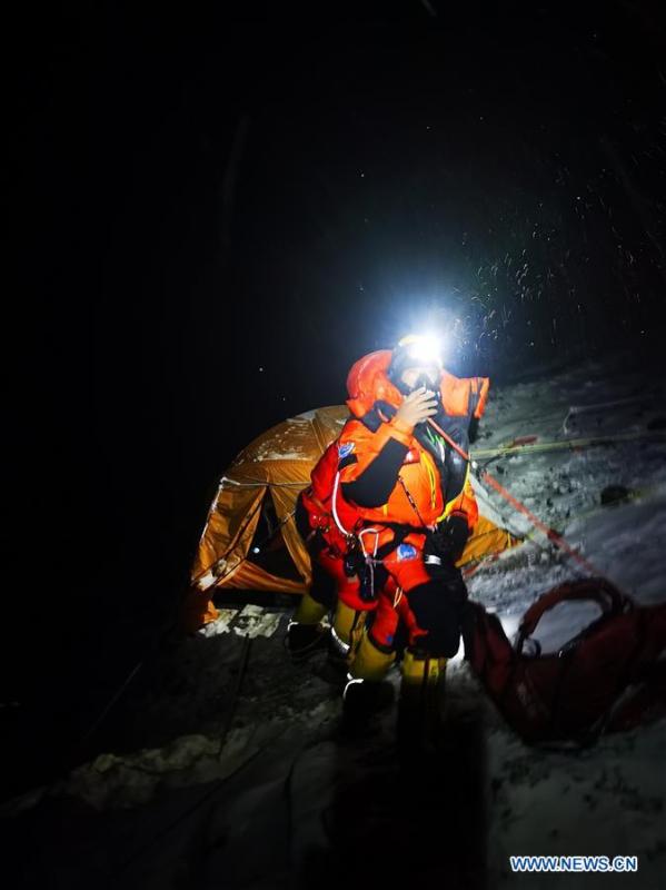 Equipe de pesquisa chinesa chega ao cume do Monte Qomolangma