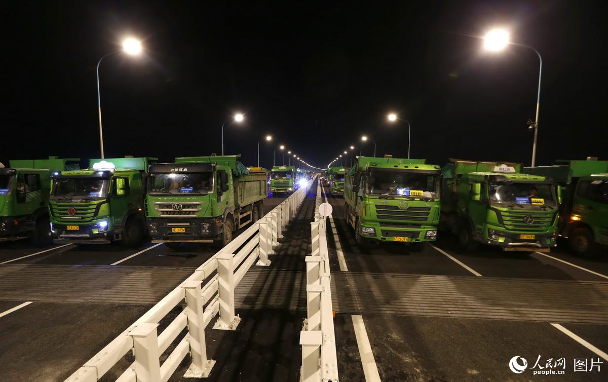 Ponte rodoferroviária Shanghai-Nantong submete-se ao teste com carga durante a noite