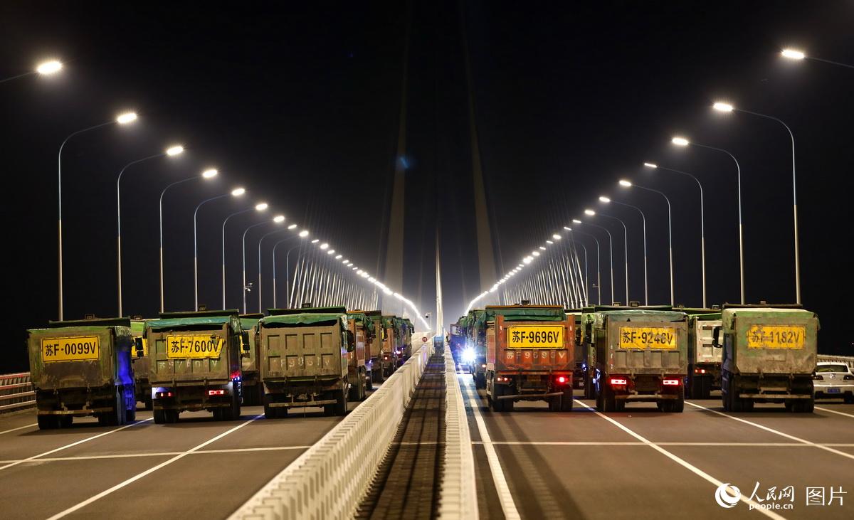 Ponte rodoferroviária Shanghai-Nantong submete-se ao teste com carga durante a noite