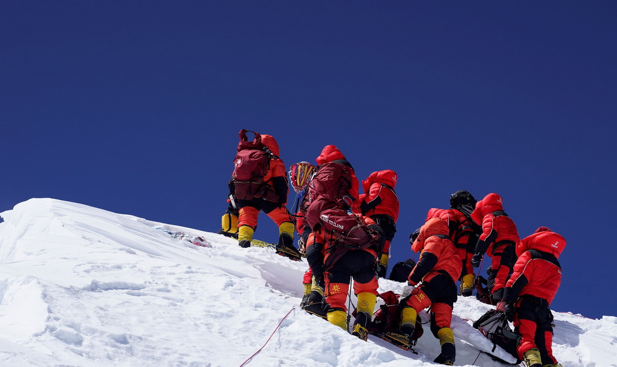 Equipe de pesquisa chinesa chega ao cume do Monte Qomolangma