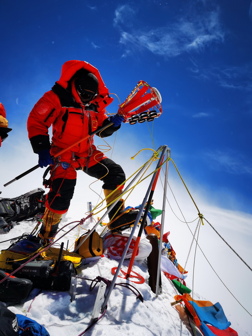 Equipe de pesquisa chinesa chega ao cume do Monte Qomolangma