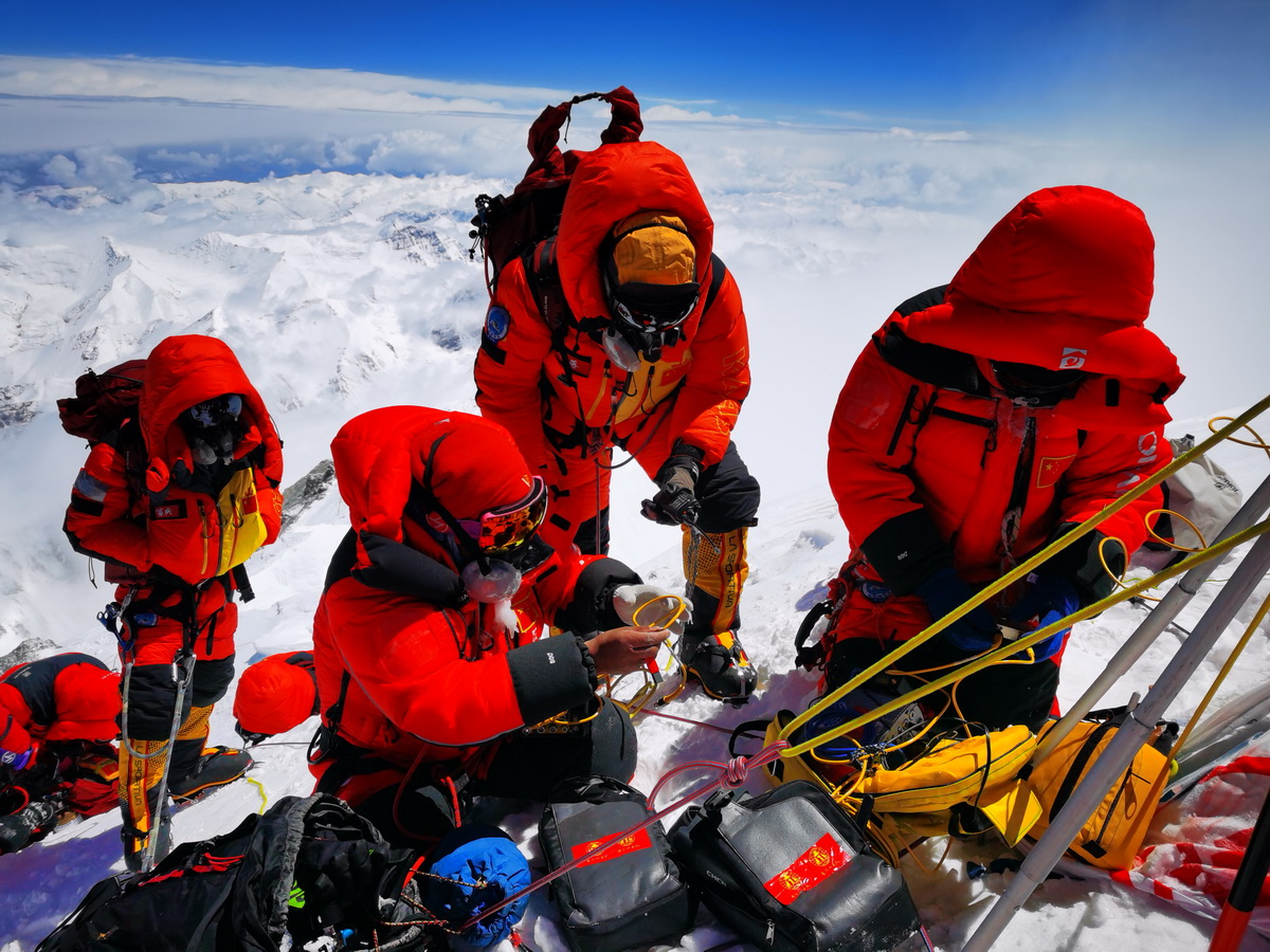 Equipe de pesquisa chinesa chega ao cume do Monte Qomolangma