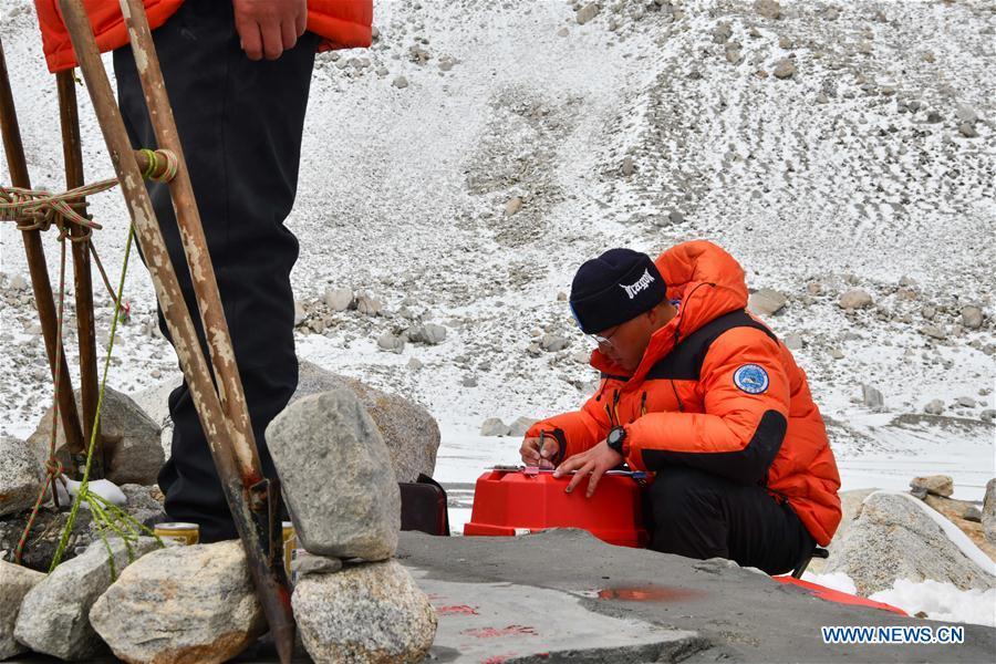 Expedição chinesa realiza pesquisa no acampamento base do Monte Qomolangma