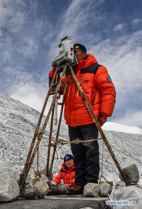 Expedição chinesa realiza pesquisa no acampamento base do Monte Qomolangma