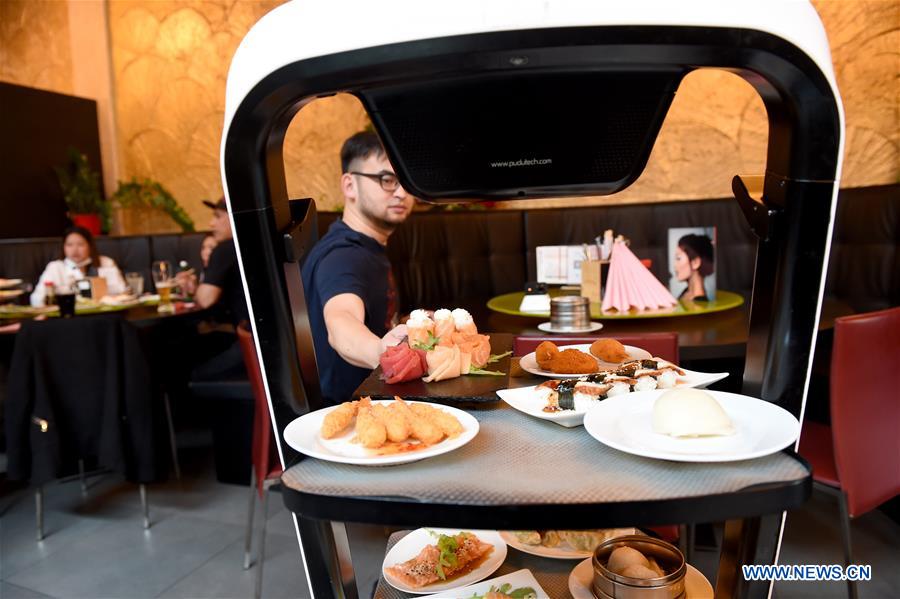 Robôs entregam refeições ao cliente em restaurante asiático em Viena