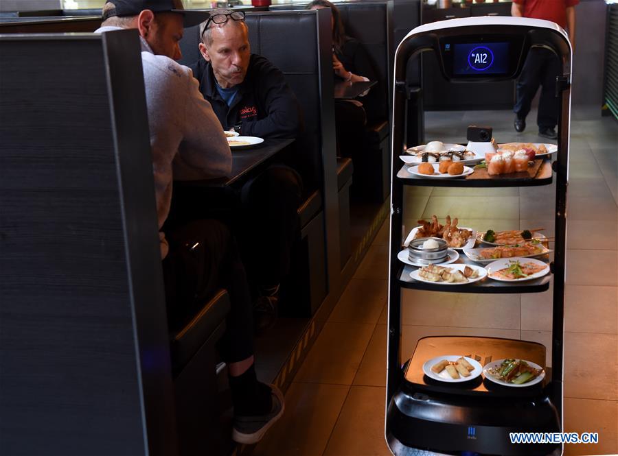 Robôs entregam refeições ao cliente em restaurante asiático em Viena
