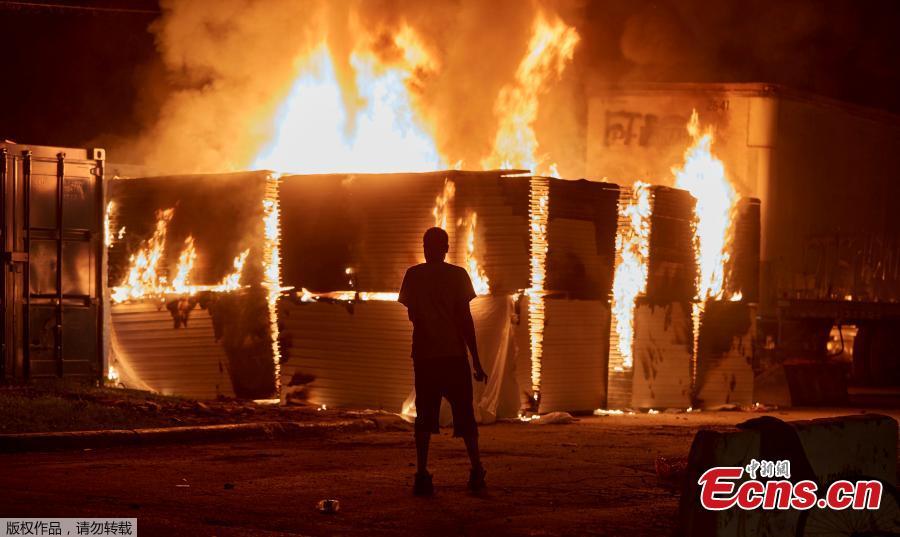 EUA têm protesto violentos após morte de homem negro