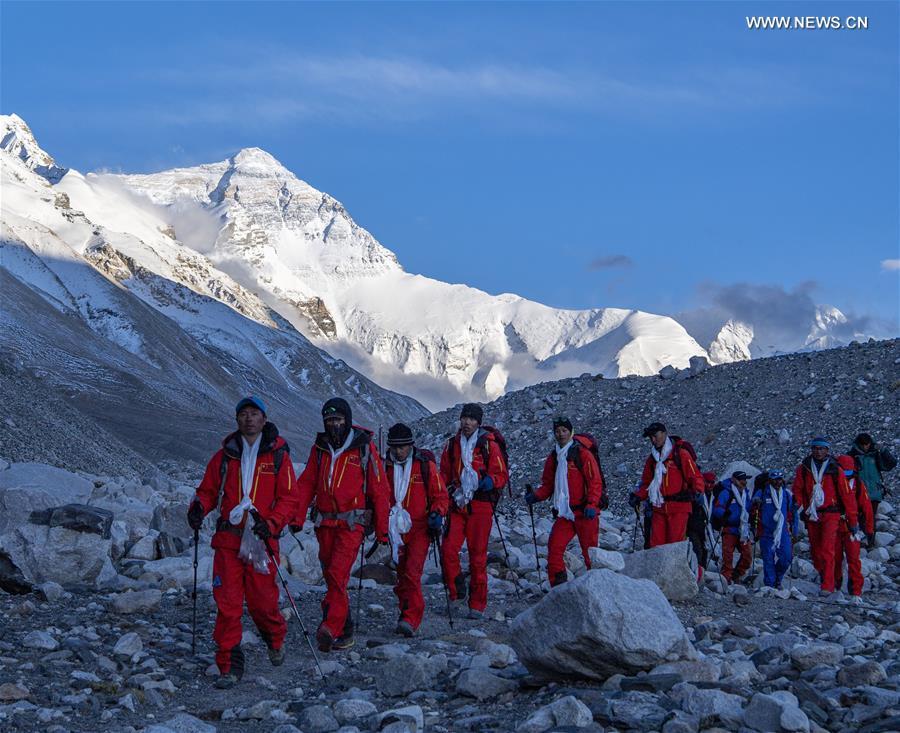 Equipe de pesquisa chinesa desce do acampamento base do Monte Qomolangma