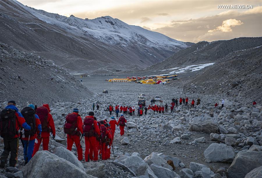 Equipe de pesquisa chinesa desce do acampamento base do Monte Qomolangma