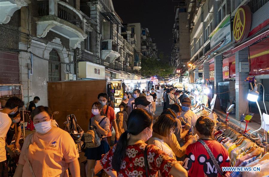 Pessoas visitam mercado noturno em Wuhan