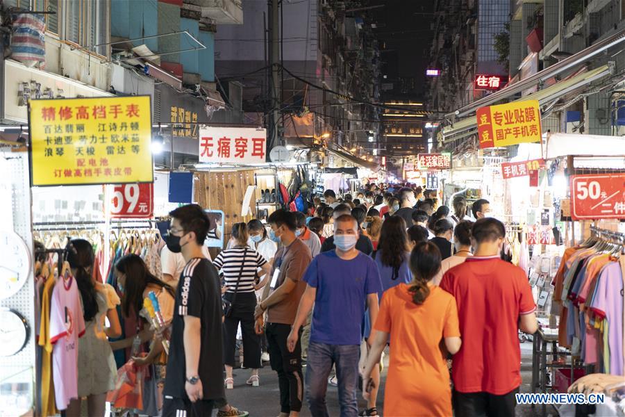 Pessoas visitam mercado noturno em Wuhan