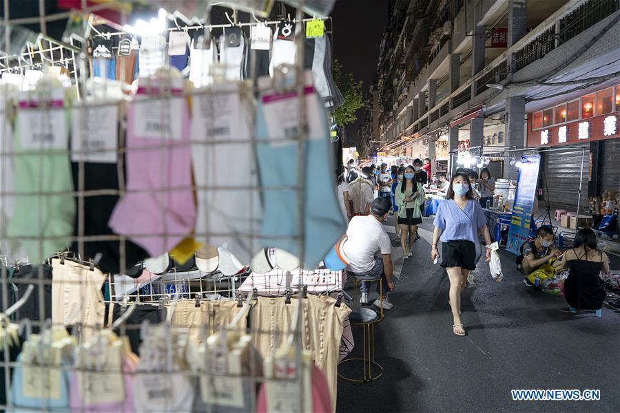 Pessoas visitam mercado noturno em Wuhan