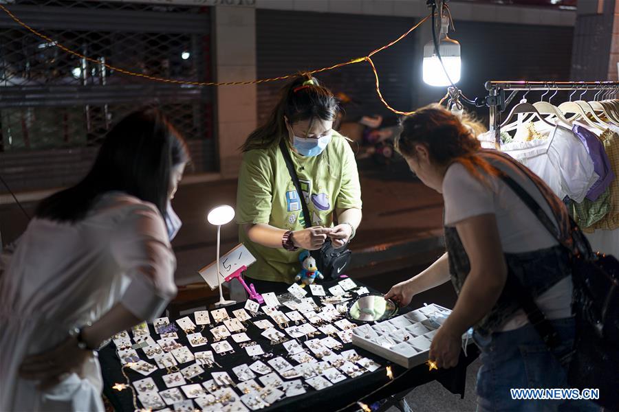 Pessoas visitam mercado noturno em Wuhan