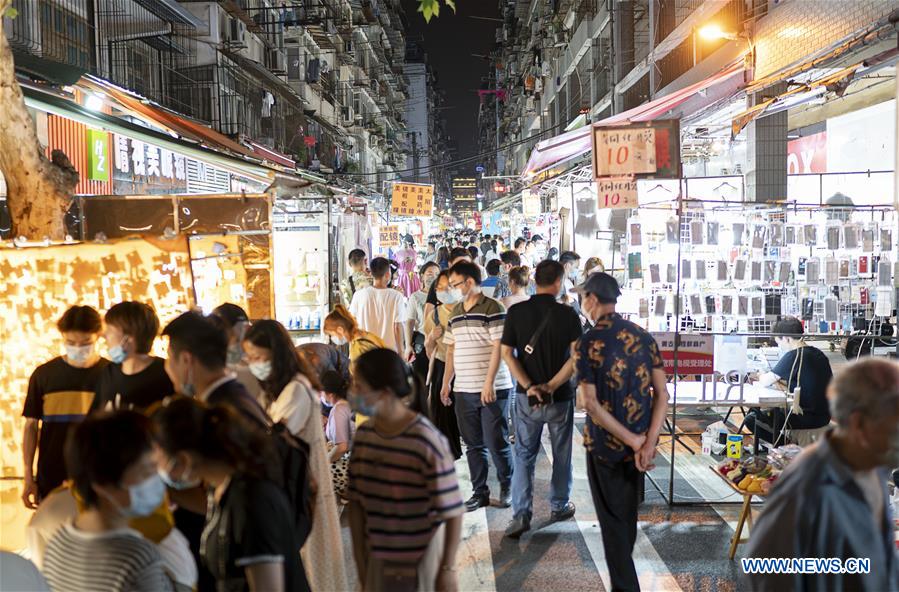 Pessoas visitam mercado noturno em Wuhan