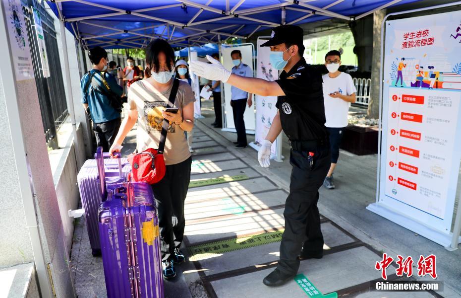 Finalistas universitários recebem permissão para regressar a Hubei

