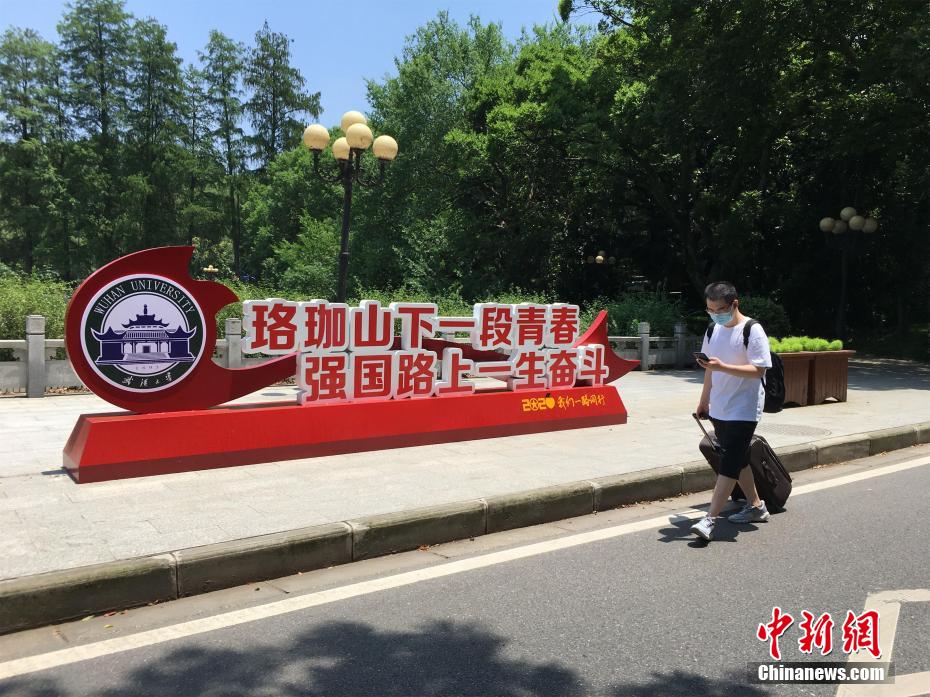 Finalistas universitários recebem permissão para regressar a Hubei

