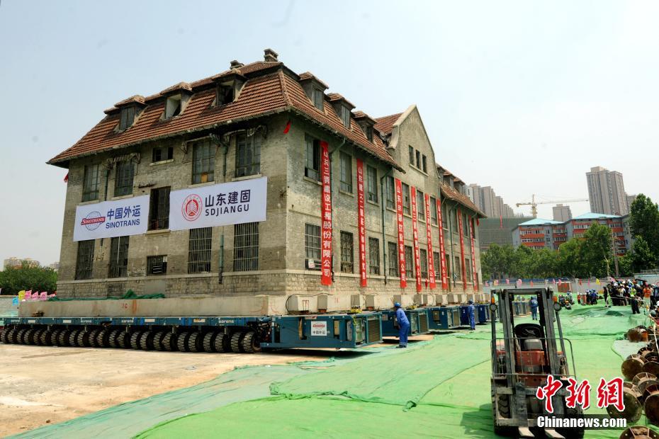 Shangdong: Edifício de 100 anos em Jinan tem deslocação de 76 metros concluída