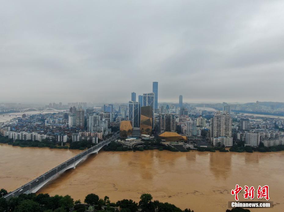 Inundações e chuvas atingem Liuzhou