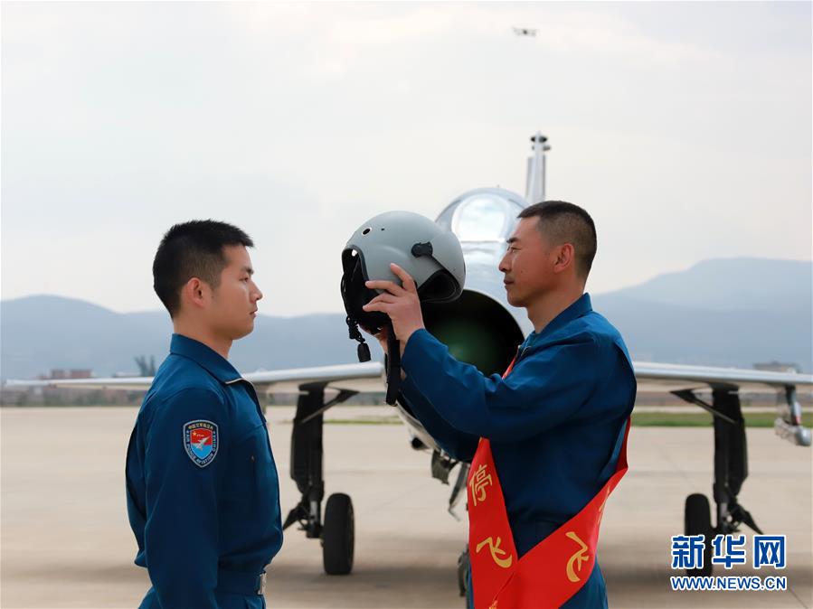 Piloto recordista da força aérea chinesa aposenta-se