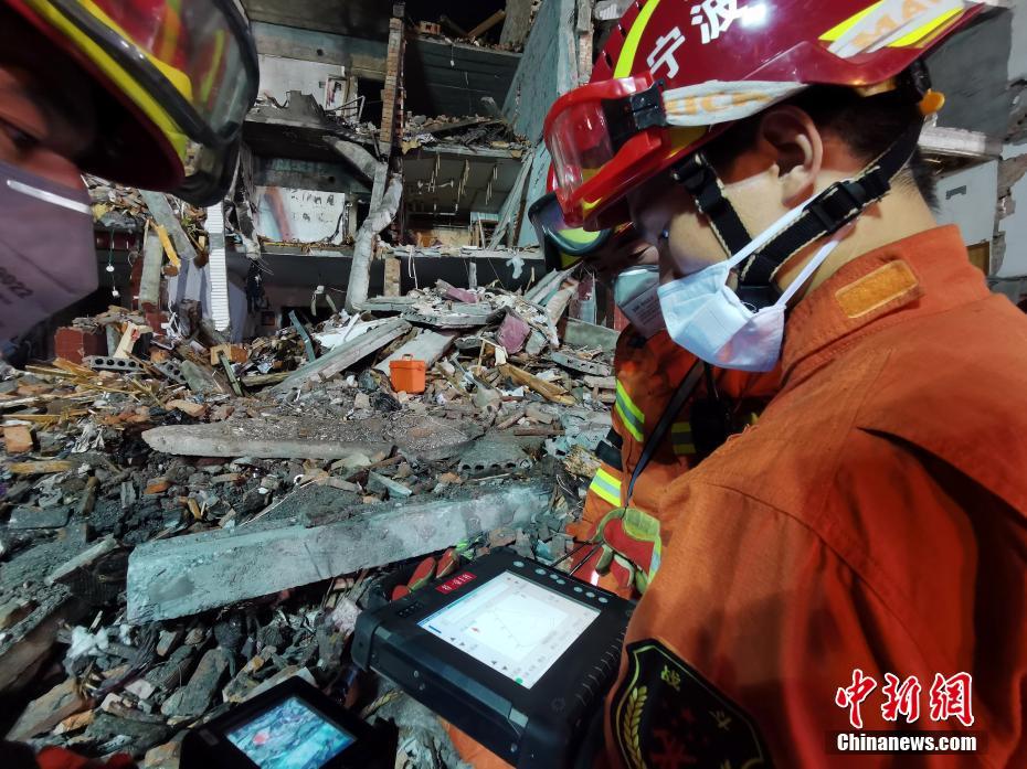 Explosão do caminho de tanque no leste da China causa centenas das mortes e feridos

