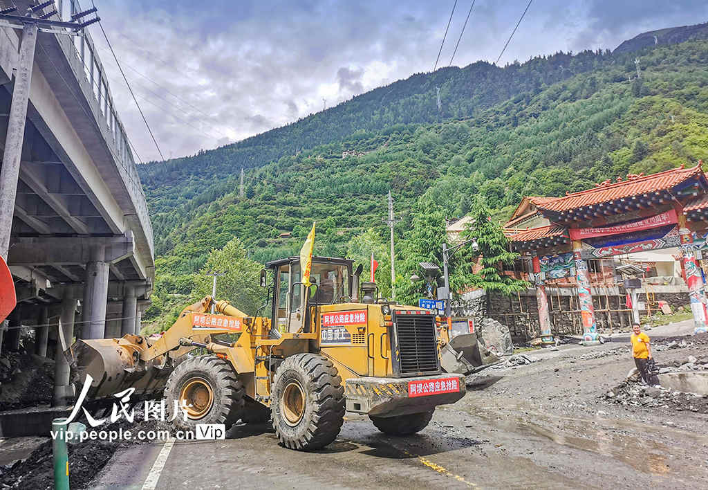 Fluxo de detritos ocorre na província de Sichuan