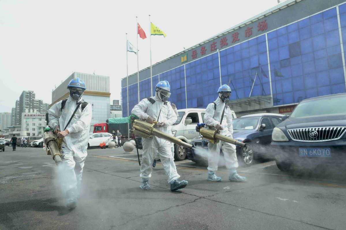Equipe de resgate desinfeta mercado atacadista em Beijing