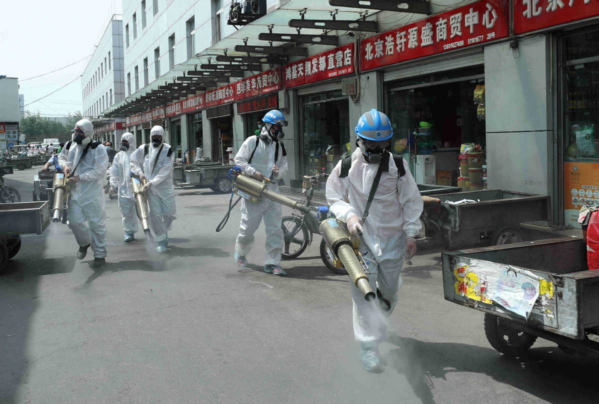 Equipe de resgate desinfeta mercado atacadista em Beijing